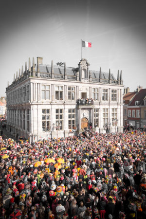 A la Mairie. Lancé de fromages et de saucisses locales à la mairie de Bergues, sur la foule déchaînée.