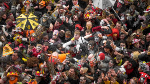 Jet de Harengs. Le traditionnel jet de harengs depuis la mairie de Dunkerque, une foule de carnavaleux se malmènent afin de s'offrir un hareng.