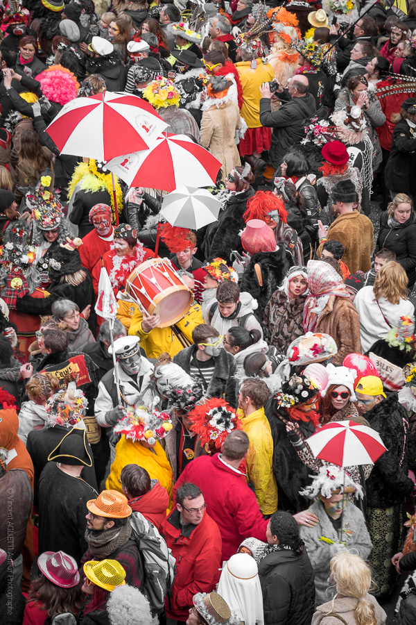 Mais où est le carnaval, un groupe de musiciens traversant la foule des carnavaleux du carnaval de Dunkerque avec leurs tambours et berguenards.