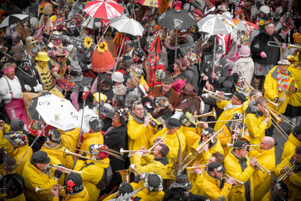 Yellow trombones. La bande est prête à repartir les musiciens occupent le bas de l'image tout de jaune vêtu et les premières lignes le haut de l'image.