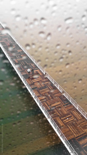 Les passagers de la pluie sur une passerelle au dessus du Taje &agrave; Lisbonne