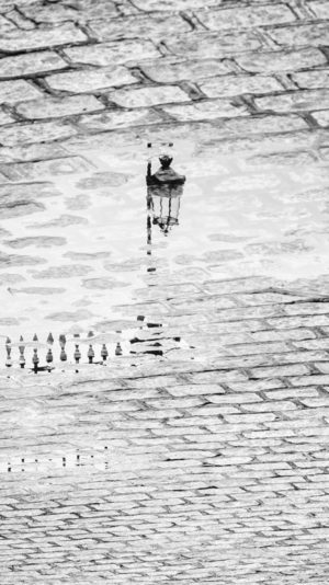 Le Bec dans l'eau. Le reflet d'un réverbère après la pluie.