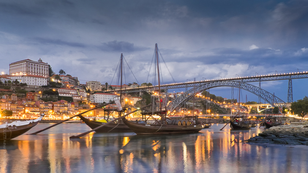 Porto sur l'Eau. Le port de Porto sous l'heure bleue.