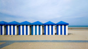 Decor-Urbain©Vincent-AGLIETTI-La-Boutique-Camera-Singulier. Les cabines bleues de Malo les Bains.