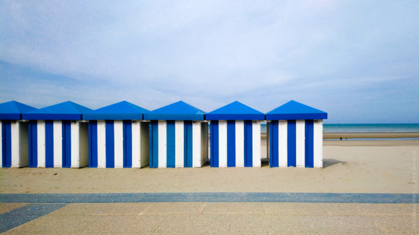 Decor-Urbain©Vincent-AGLIETTI-La-Boutique-Camera-Singulier. Les cabines bleues de Malo les Bains.