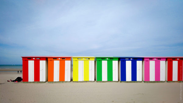 Face à la Mer du Nord, une succession de cabines colorées sur la plage de Malo les Bains.