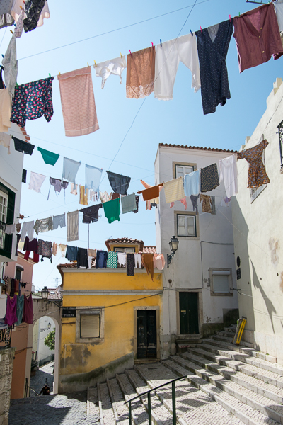 La Grande Lessive. A Lisbonne, au Portugal, dans le quartier de l'Alfama, le linge flotte dans les rues.