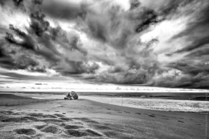 Seul au Monde. Un p&ecirc;cheur solitaire sous un ciel mena&ccedil;ant.