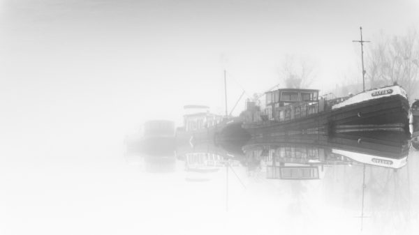 Canal de Bourgogne.Péniches sagement alignées dans la brume de Bourgogne