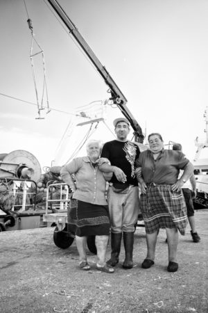 Les Docks.Un portrait de dockers, heureux de poser en cette fin de journée pour immortaliser ce moment.