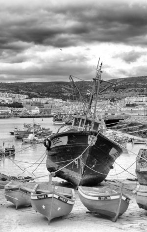 Petits Bateaux. Dans le Port de pêche de Sésimbra, la marée met les bateaux au sec.