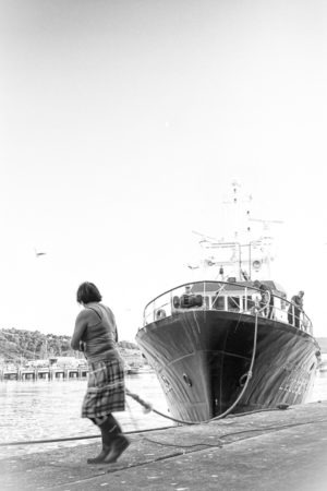 Rentre à la Maison. Les femmes aussi sont présentes sur les docks.