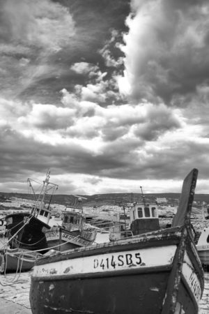 En attendant la Marée.La flotte des chaluts est à quai. Après quelques heures elle repartira en mer.