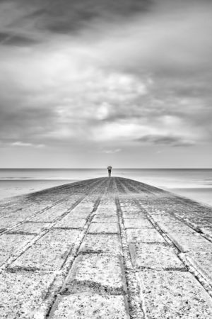 Le Plongeur. Une jet&eacute;e face &agrave; la mer, au bout face &agrave; la mer du nord, une statue en bronze. C'est le plongeur.