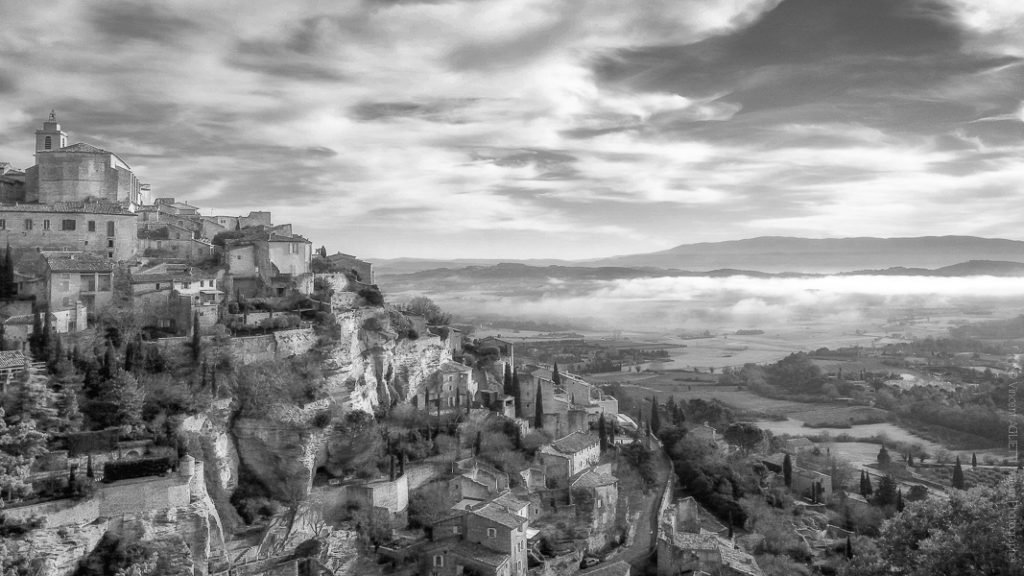 Gordes en Hiver. La brume se lève sur la plaine de Gordes en Provence.
