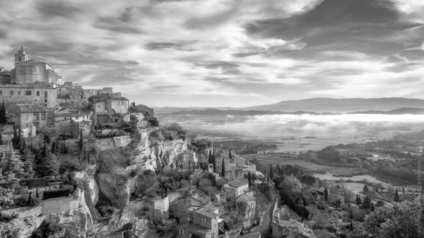 Gordes en Hiver. La brume se lève sur la plaine de Gordes en Provence.