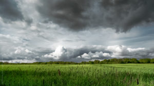 Le Printemps a du beau. Un orage se préparant à frapper prés d'Avallon dans l'Yonne.