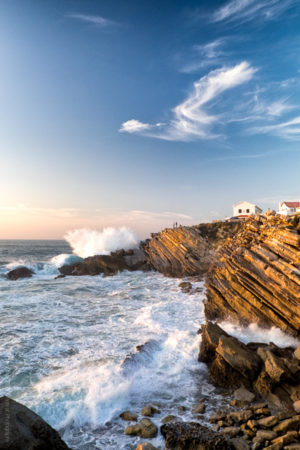 De La Falaise. Un coucher de soleil sur la côte portugaise à Peniche Portugal..