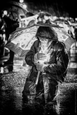 A Genoux. prière intense sous l'orage.