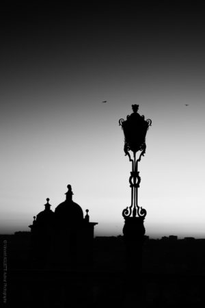 Silhouette.Un contre jour sur une place de Porto.