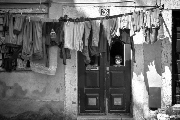 Atras Da Porta. Dans le quartier de la Mouraria à Lisbonne.