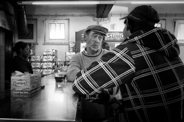 Le Bar de la Marine. Dans le port de Sinès les marins refont le monde.