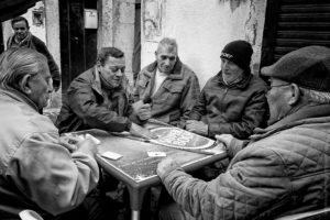 Sueca. Les joueurs d'Alfama fidèles à leur table.