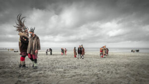 Carnavaleux sur la plage de Malo-les-Bains sous un ciel menaçant