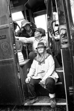 Vendangeurs montant dans un bus entre deux parcelles de vigne près d'Évora, dans l'Alentejo.