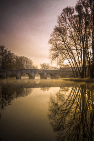 Un Pont de pierre. Un pont de pierre sur l'Ouche à quelques pas du canal de Bourgogne.Visitez la Galerie Quatre Saisons- La Boutique Caméra Singulier.