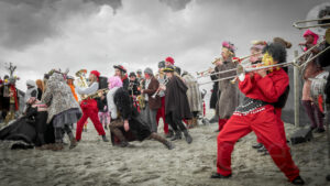 Musiciens et carnavaleux improvisant un bœuf sur la plage de Malo-les-Bains