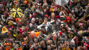Jet de harengs depuis l'hôtel de ville lors du Carnaval de Dunkerque