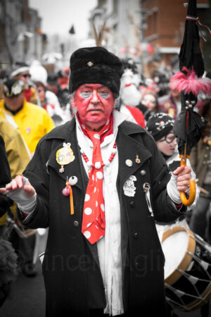 Ancien carnavaleux menant le cortège du Carnaval de Dunkerque