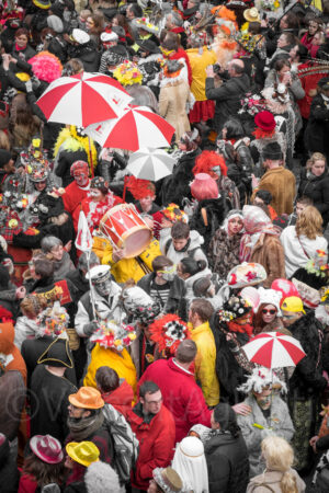 Deux musiciens cherchant leur bande dans la foule du Carnaval de Dunkerque