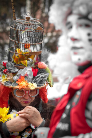 Personnages déguisés ajustant leur costume.