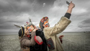 Carnavaleux réalisant un selfie sur la plage de Malo-les-Bains