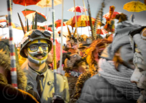 Carnavaleux en clet'che militaire avant le rigodon