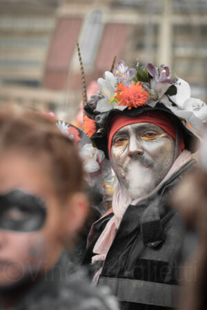 Personnage au maquillage gris métallisé lors du Carnaval de Dunkerque
