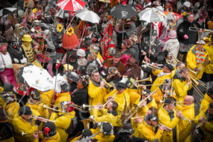 Musiciens et trombones avant le départ d'une bande du Carnaval de Dunkerque