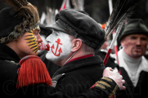 Deux carnavaleux échangeant un zot'che lors du Carnaval de Dunkerque