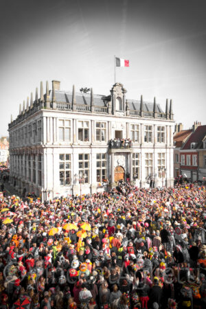 Carnavaleux rassemblés devant la mairie lors du Carnaval de Bergues