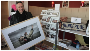 Vincent Aglietti présente sa série photographique sur le Carnaval de Dunkerque à l'Office de Tourisme de Malo-les-Bains lors d'un reportage de La Voix du Nord.