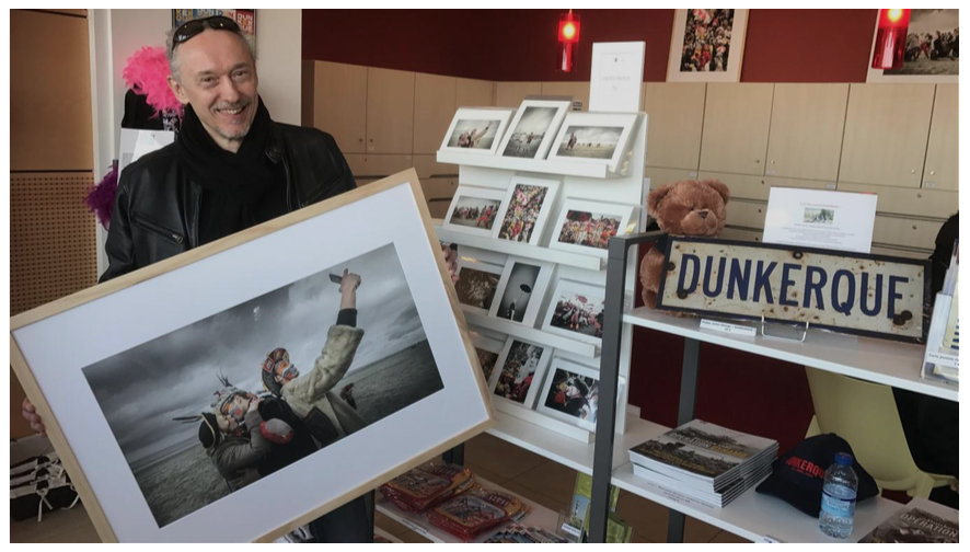 Vincent Aglietti présente sa série photographique sur le Carnaval de Dunkerque à l'Office de Tourisme de Malo-les-Bains lors d'un reportage de La Voix du Nord.