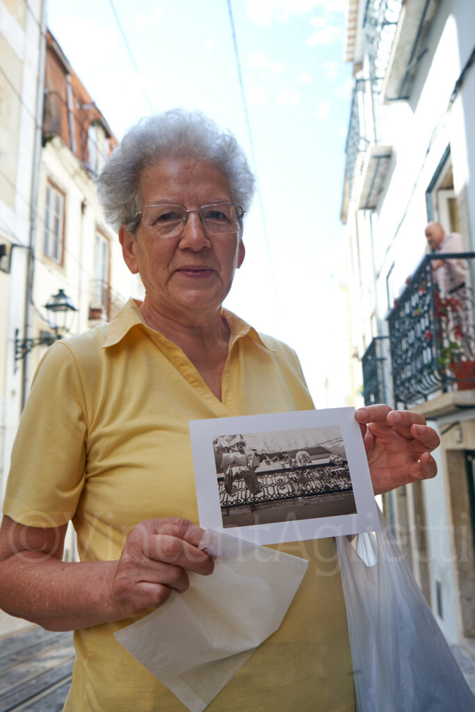 Amalia tient entre ses mains le tirage de son portrait photographié dans le quartier de Bica à Lisbonne, Portugal.