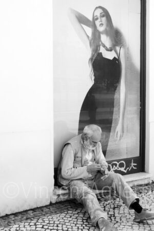 Maçon en pause devant une vitrine dans le quartier de la Mouraria à Lisbonne.