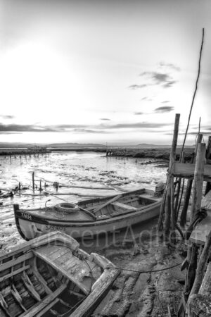 Village de pêche de Carrasqueira dans la baie de Troia au Portugal à marée basse.