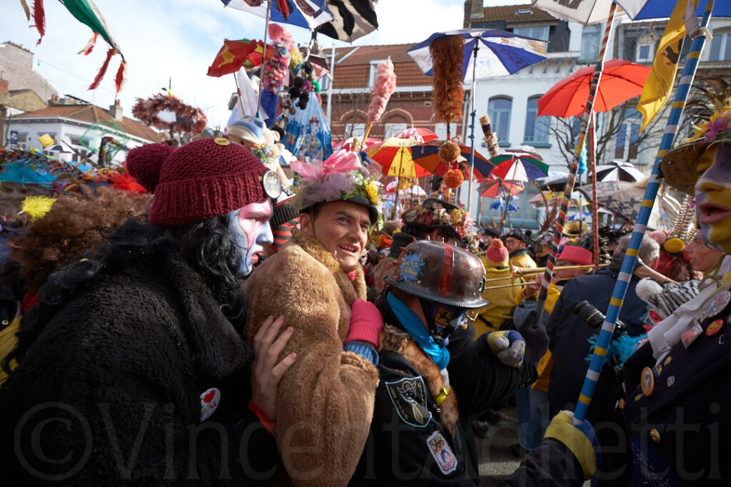 Carnavaleux en clet’ches et parapluies au cœur d’une bande du Carnaval de Dunkerque