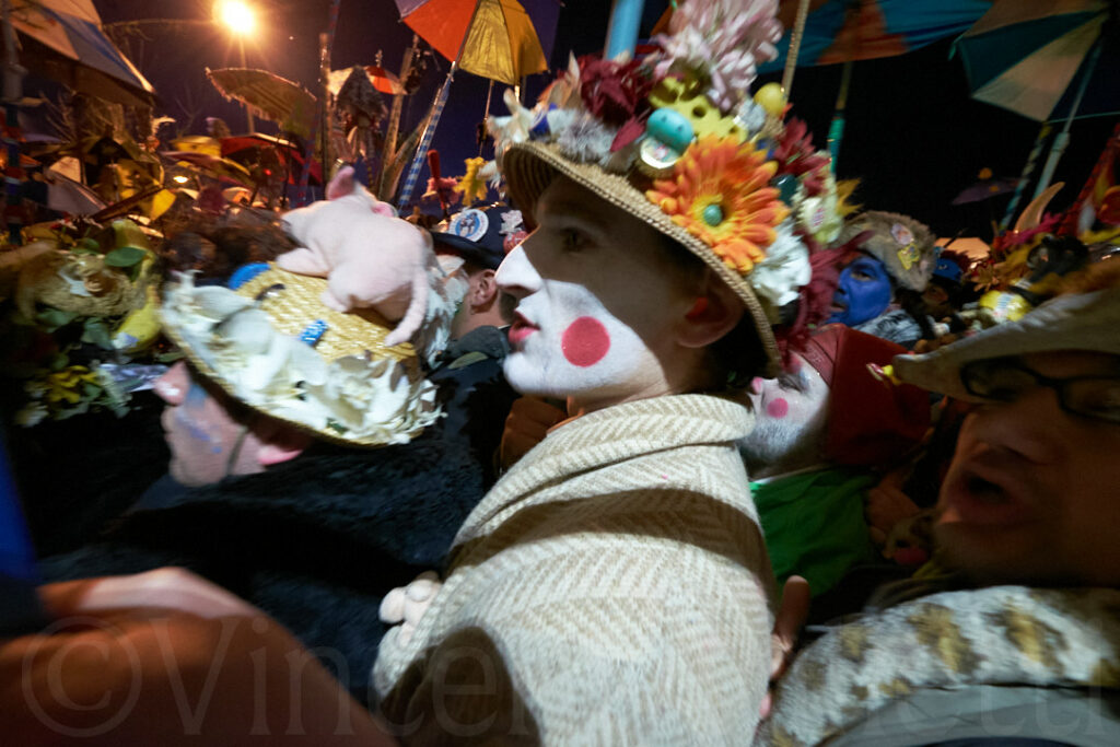 Carnavaleux serrés dans la foule pendant un chahut nocturne du Carnaval de Dunkerque