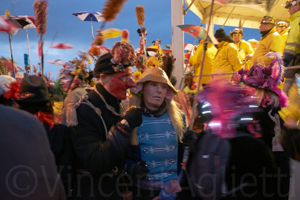 Carnavaleux et parapluies en mouvement pendant une bande des Trois Joyeuses à Dunkerque