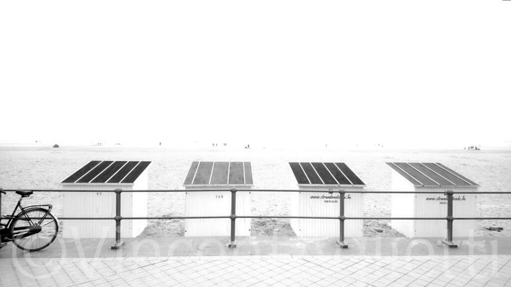 Cabines de plage alignées face à la mer du Nord à Ostende en Belgique